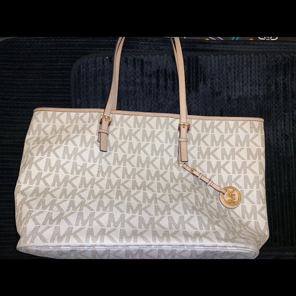 Michael Kors Handbags - MK Michael Kors tote (authentic)